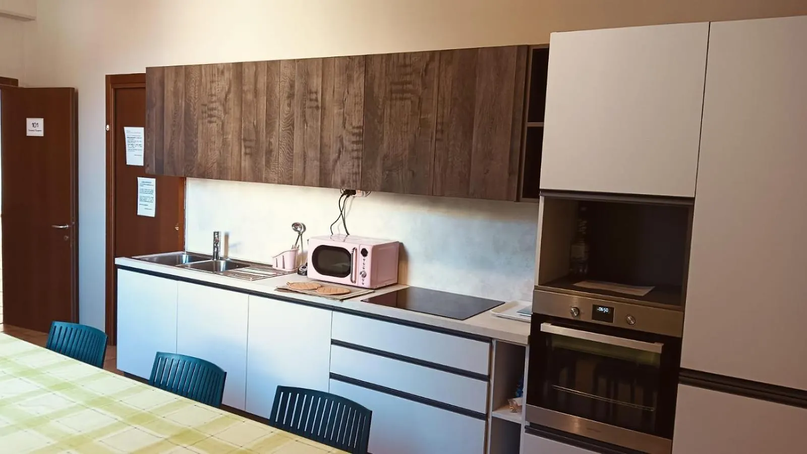 Hostel Casthello Ostello Di Vallecamonica Breno Italien